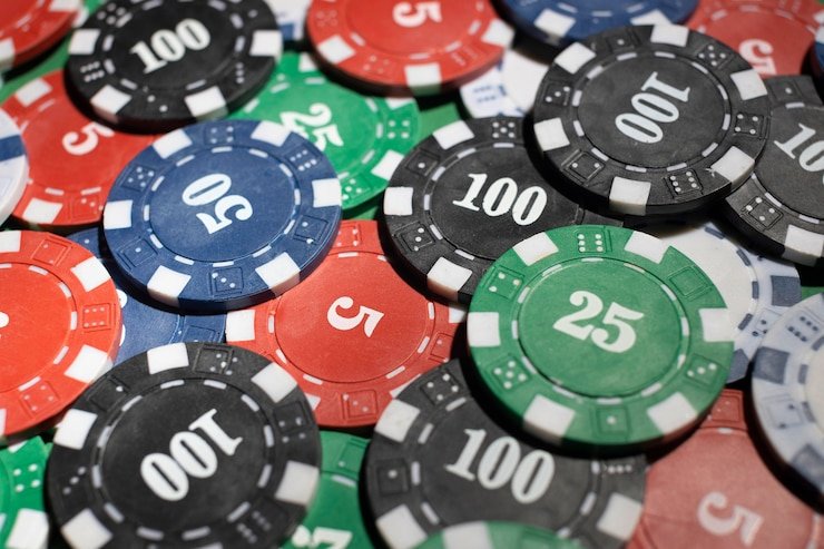 Mobile view of Casino Hold'em betting interface showing hole cards and fold/call buttons
